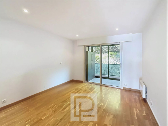 Interior of a bright apartment with access to a balcony, parquet flooring.