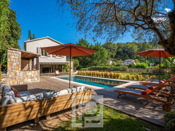 Bastide rénovée avec piscine et espace extérieur, entourée de verdure à Mougins.