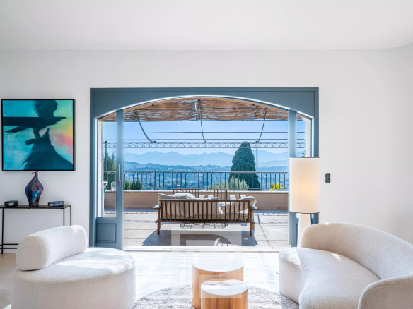 Intérieur d'une villa à Mougins avec vue panoramique et mobilier contemporain.