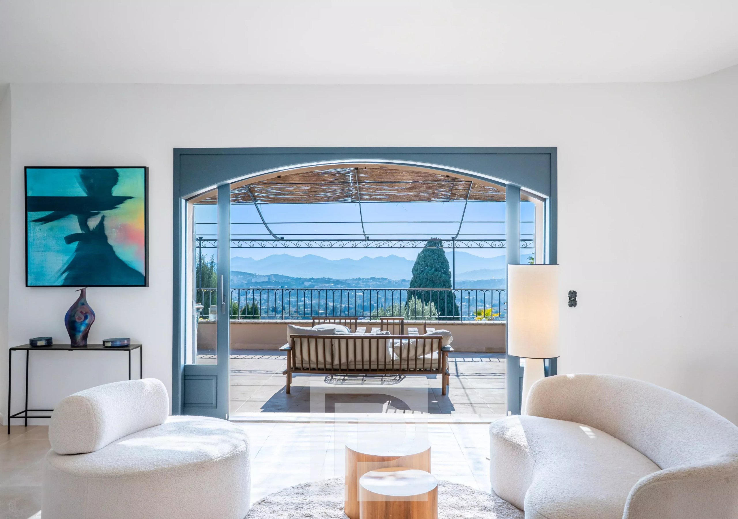 Intérieur d'une villa à Mougins avec vue panoramique et mobilier contemporain.
