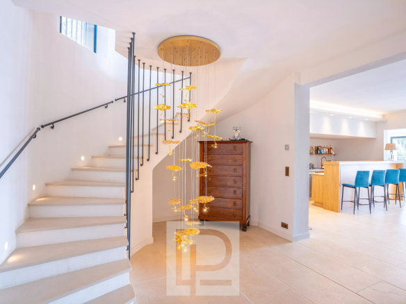 Intérieur d'une villa à Mougins avec un escalier et un éclairage moderne.