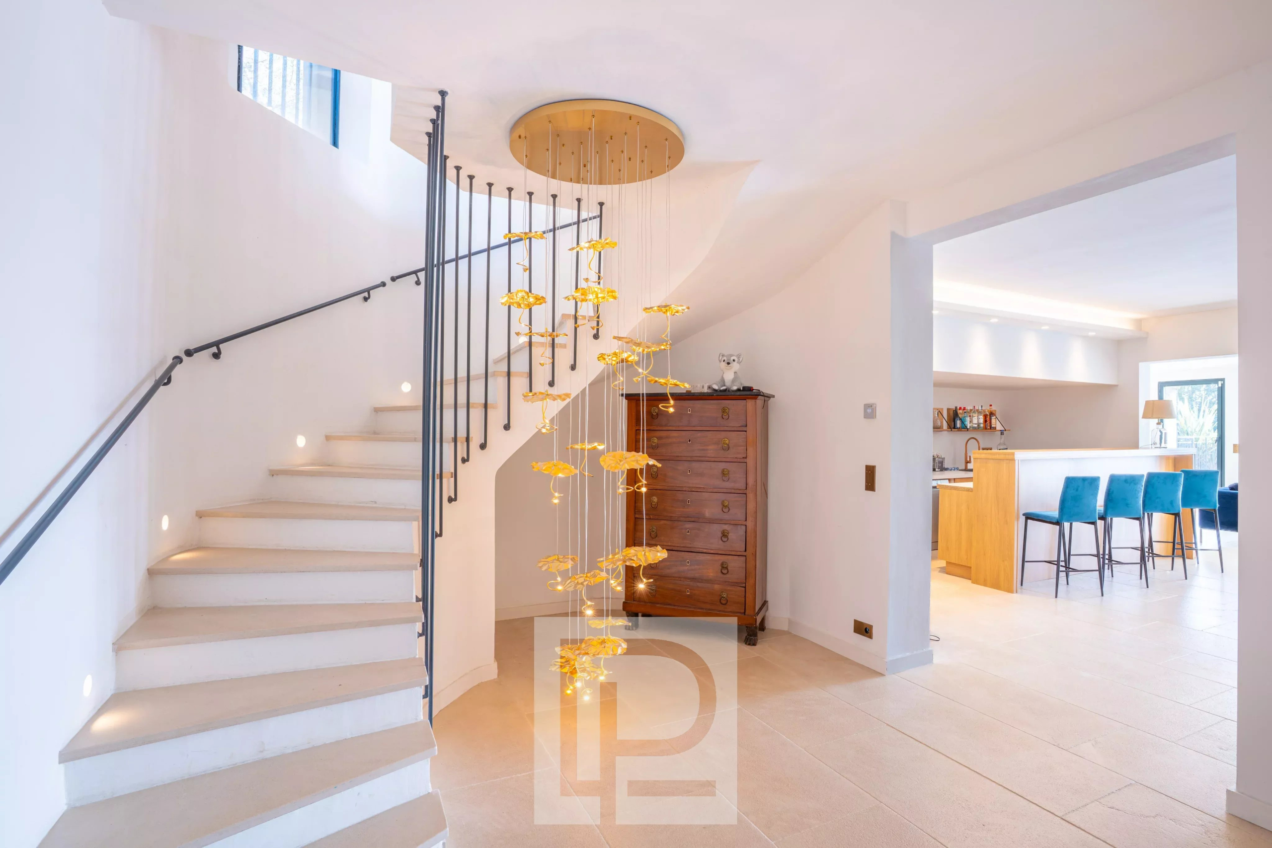 Intérieur d'une villa à Mougins avec un escalier et un éclairage moderne.