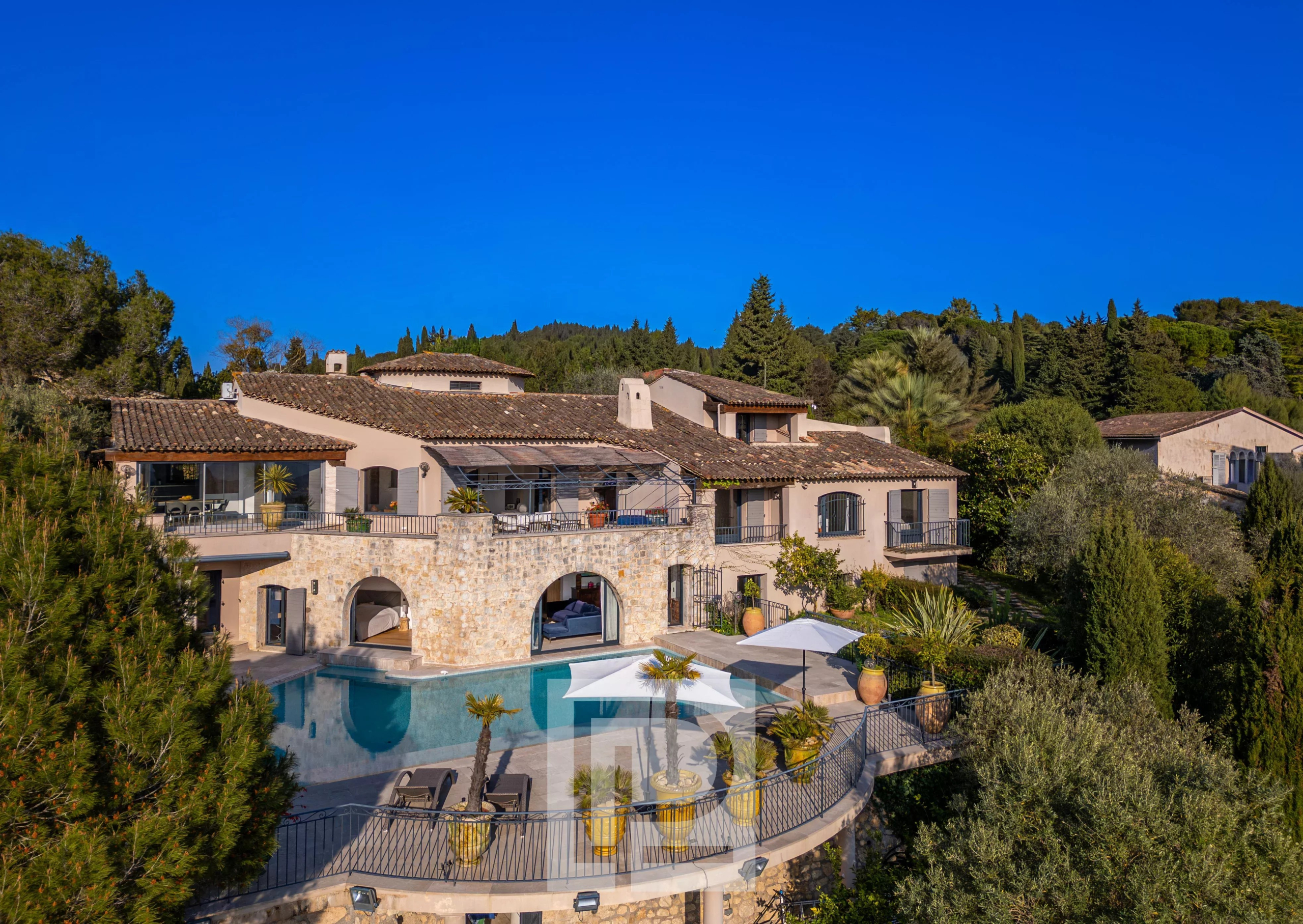 Villa avec piscine chauffée au sel et vue panoramique à Mougins, entourée de verdure.