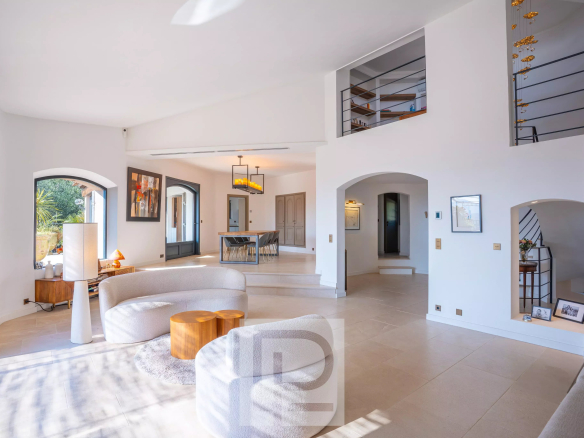 Intérieur d'une villa à Mougins avec un salon lumineux et moderne.