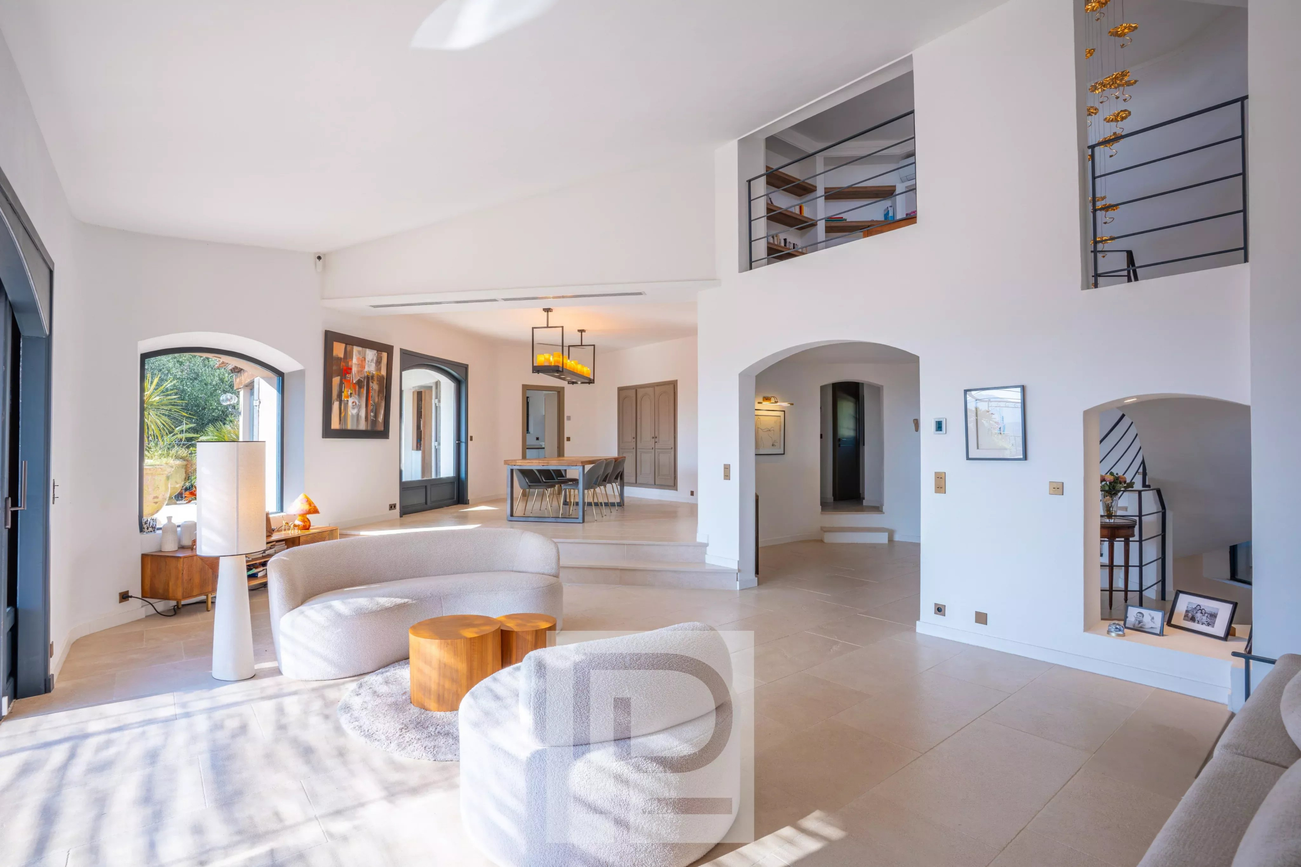 Intérieur d'une villa à Mougins avec un salon lumineux et moderne.