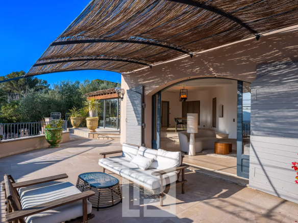 Terrasse d'une villa à Mougins avec mobilier extérieur et vue dégagée.