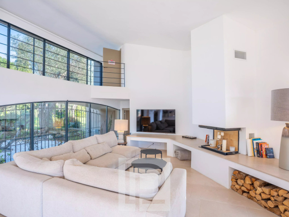 Intérieur d'une villa à Mougins avec un salon moderne et lumineux.