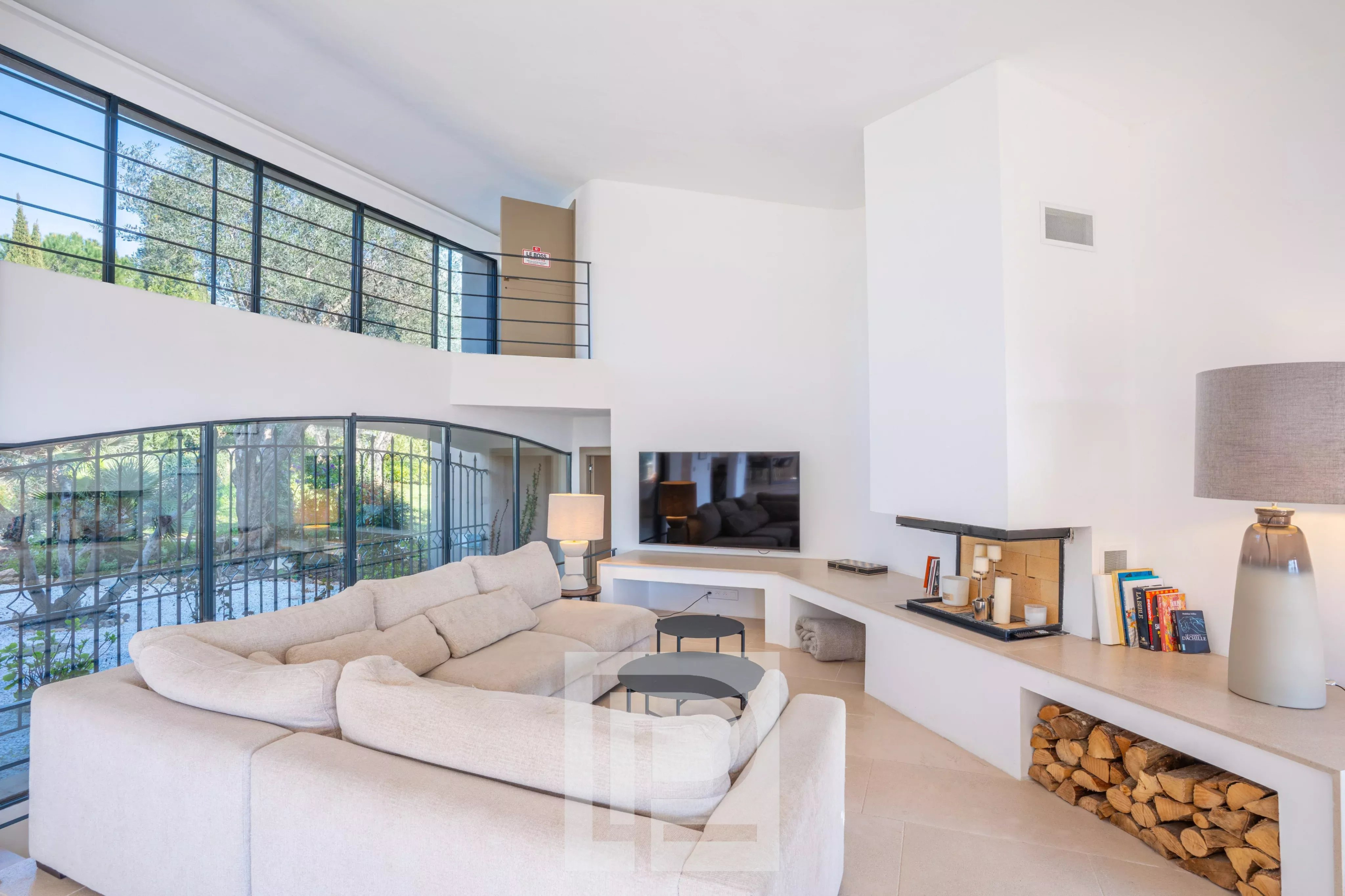 Intérieur d'une villa à Mougins avec un salon moderne et lumineux.
