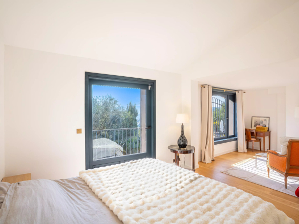 Chambre d'une villa à Mougins avec vue sur le jardin et balcon.