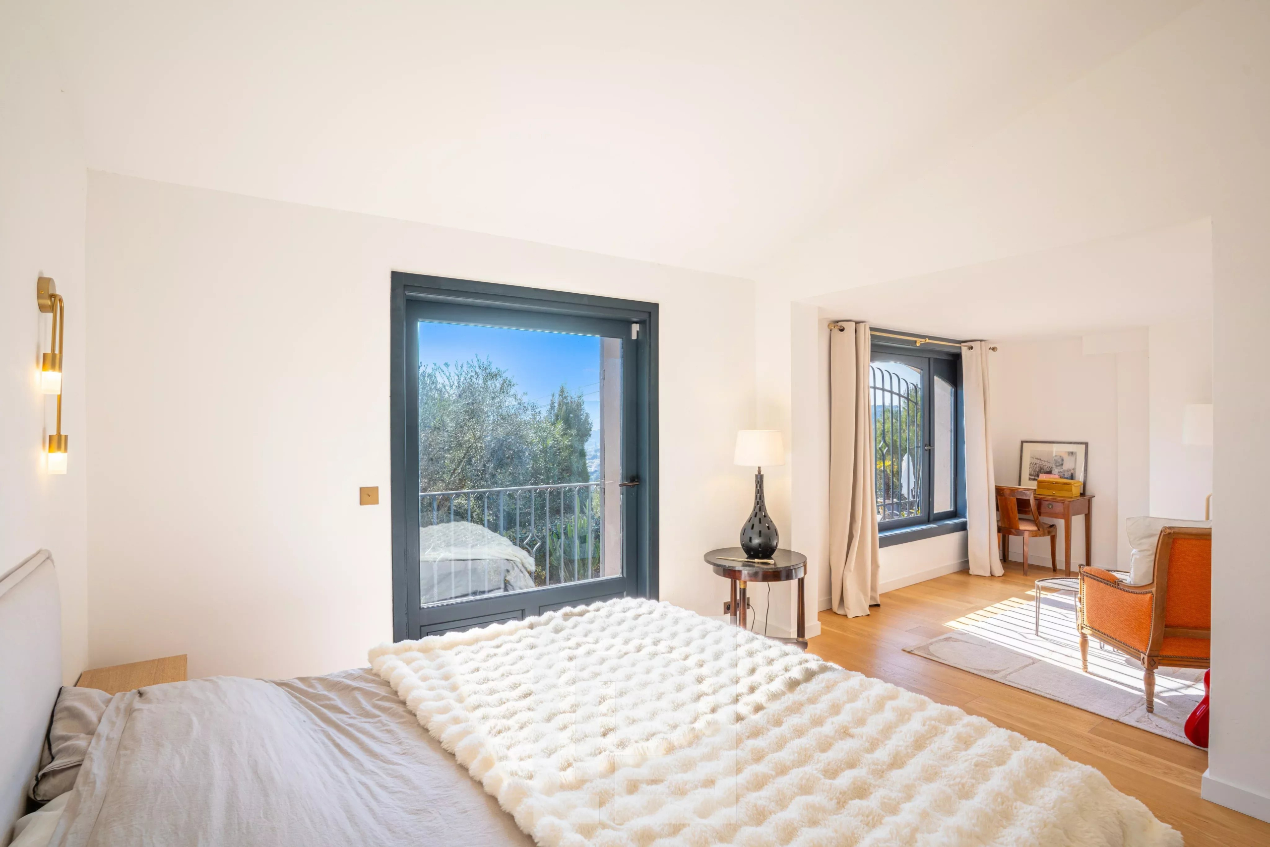 Chambre d'une villa à Mougins avec vue sur le jardin et balcon.