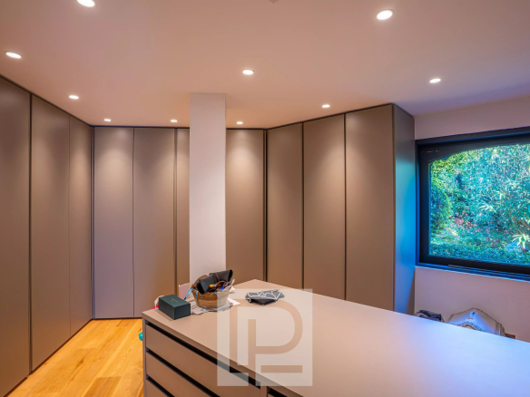Intérieur d'une villa à Mougins avec des placards modernes et un plan de travail lumineux.