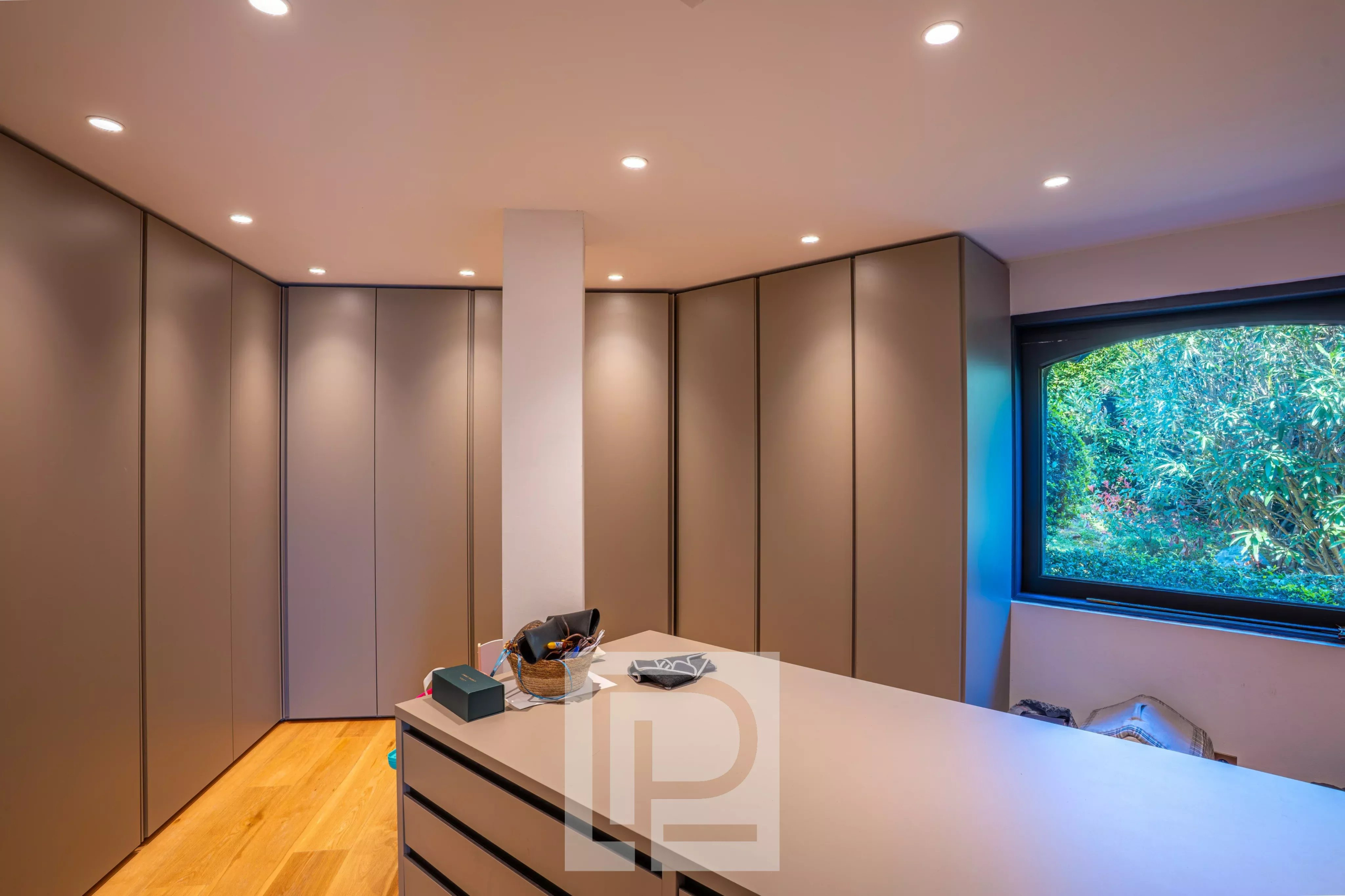 Intérieur d'une villa à Mougins avec des placards modernes et un plan de travail lumineux.