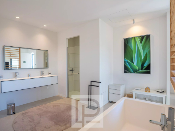 Salle de bain moderne avec baignoire et double vasque dans une villa contemporaine à Roquefort-les-Pins.