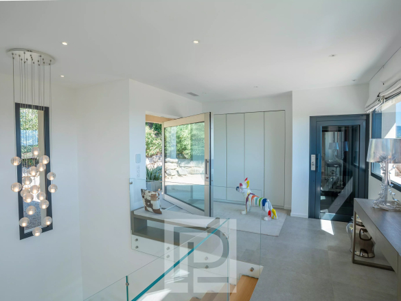 Intérieur d'une villa contemporaine à Roquefort-les-Pins, avec un design moderne et lumineux.
