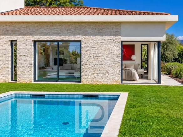 Villa contemporaine avec piscine à Roquefort-les-Pins, vue panoramique sur la nature.