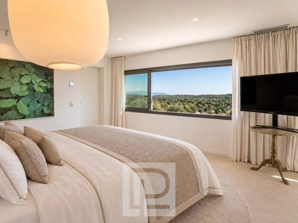 Chambre moderne avec vue panoramique sur la nature à Roquefort-les-Pins.