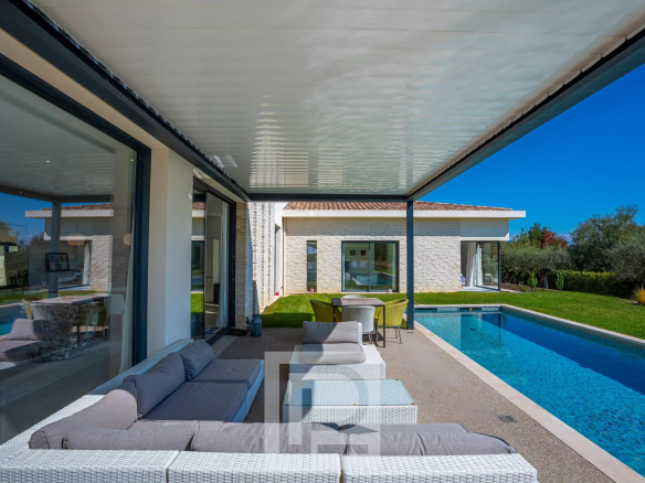Villa contemporaine avec piscine et vue panoramique à Roquefort-les-Pins.