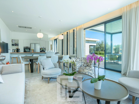Intérieur d'une villa contemporaine avec salon lumineux et vue sur l'extérieur à Roquefort-les-Pins.