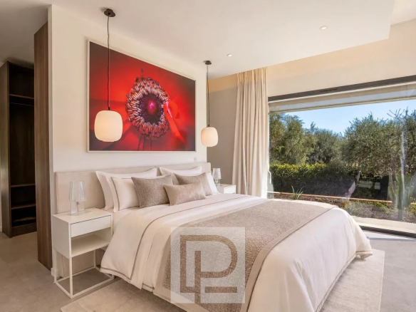 Chambre d'une villa contemporaine à Roquefort-les-Pins avec vue sur le jardin