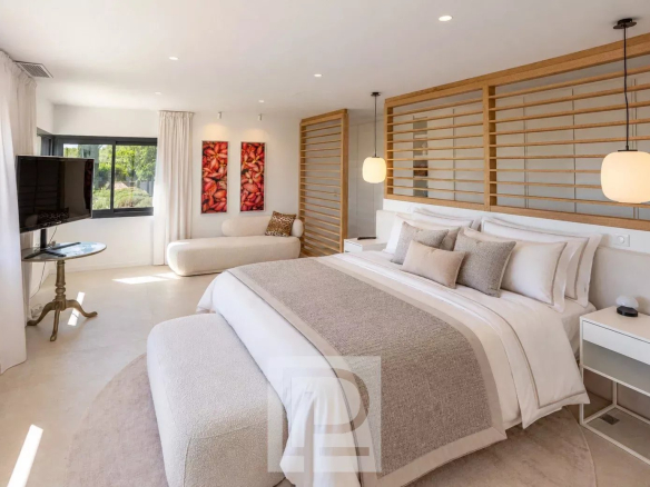 Chambre spacieuse et moderne avec lit king-size et décoration contemporaine dans une villa à Roquefort-les-Pins.