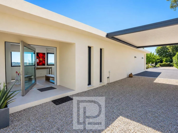 Entrée d'une villa contemporaine à Roquefort-les-Pins avec vue panoramique.