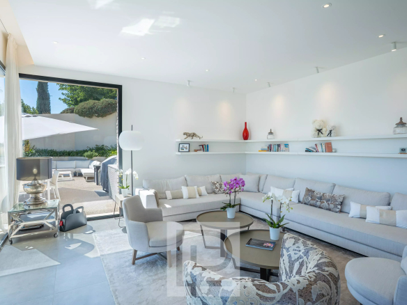 Intérieur moderne d'une villa contemporaine à Roquefort-les-Pins avec salon lumineux et décoration élégante.