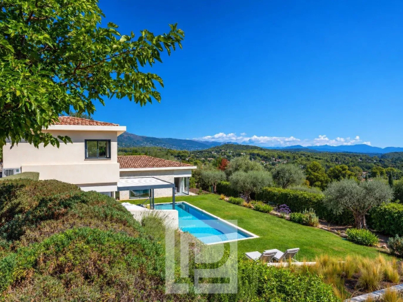 Villa contemporaine avec piscine et vue panoramique sur la nature à Roquefort-les-Pins.