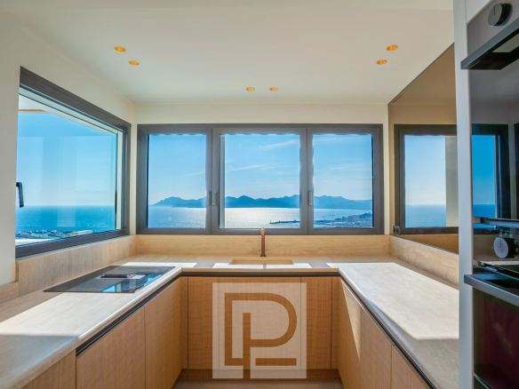 Cuisine moderne avec vue sur la mer et les montagnes à Cannes, secteur Californie.