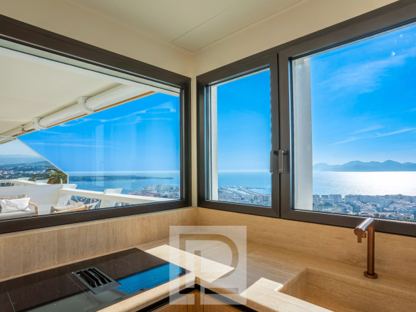 Vue panoramique depuis une cuisine moderne avec fenêtres sur la mer à Cannes, quartier Californie.