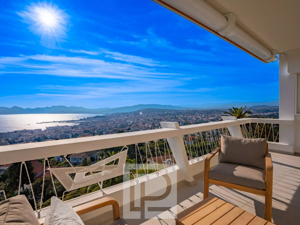 Vue panoramique sur Cannes depuis un balcon d'appartement en Californie, avec mobilier extérieur.