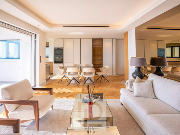 Intérieur d'un appartement lumineux avec mobilier moderne et vue panoramique à Cannes.