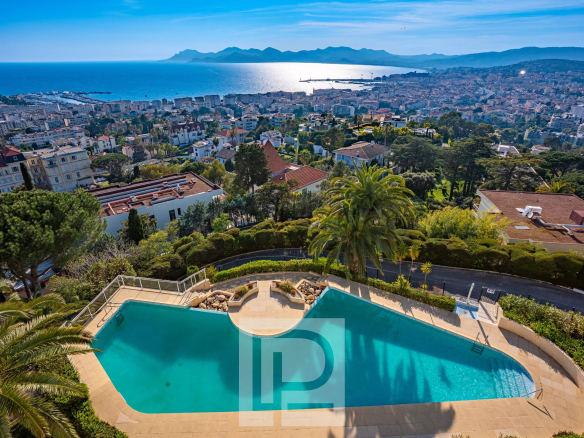Vue panoramique sur Cannes et la mer depuis une résidence avec piscine dans le quartier de la Californie.