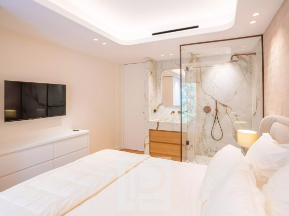 Chambre d'appartement moderne avec salle de bain en verre et marbre à Cannes, secteur Californie.