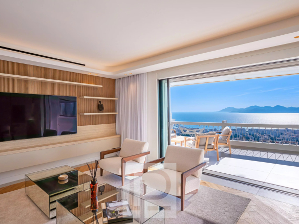 Salon lumineux d'un appartement avec vue sur la mer à Cannes, ouvert sur une terrasse