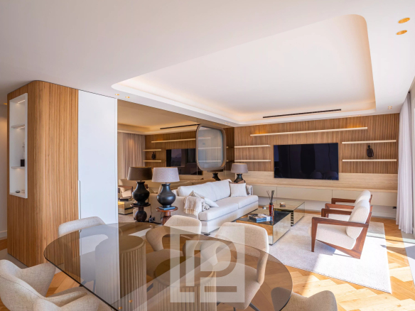 Intérieur d'un appartement lumineux avec salon moderne, table à manger et décoration élégante.