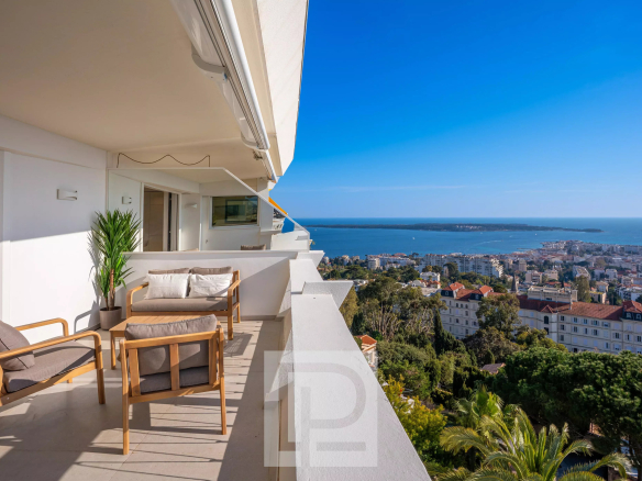 Balcon d'un appartement avec vue sur la mer à Cannes, secteur Californie