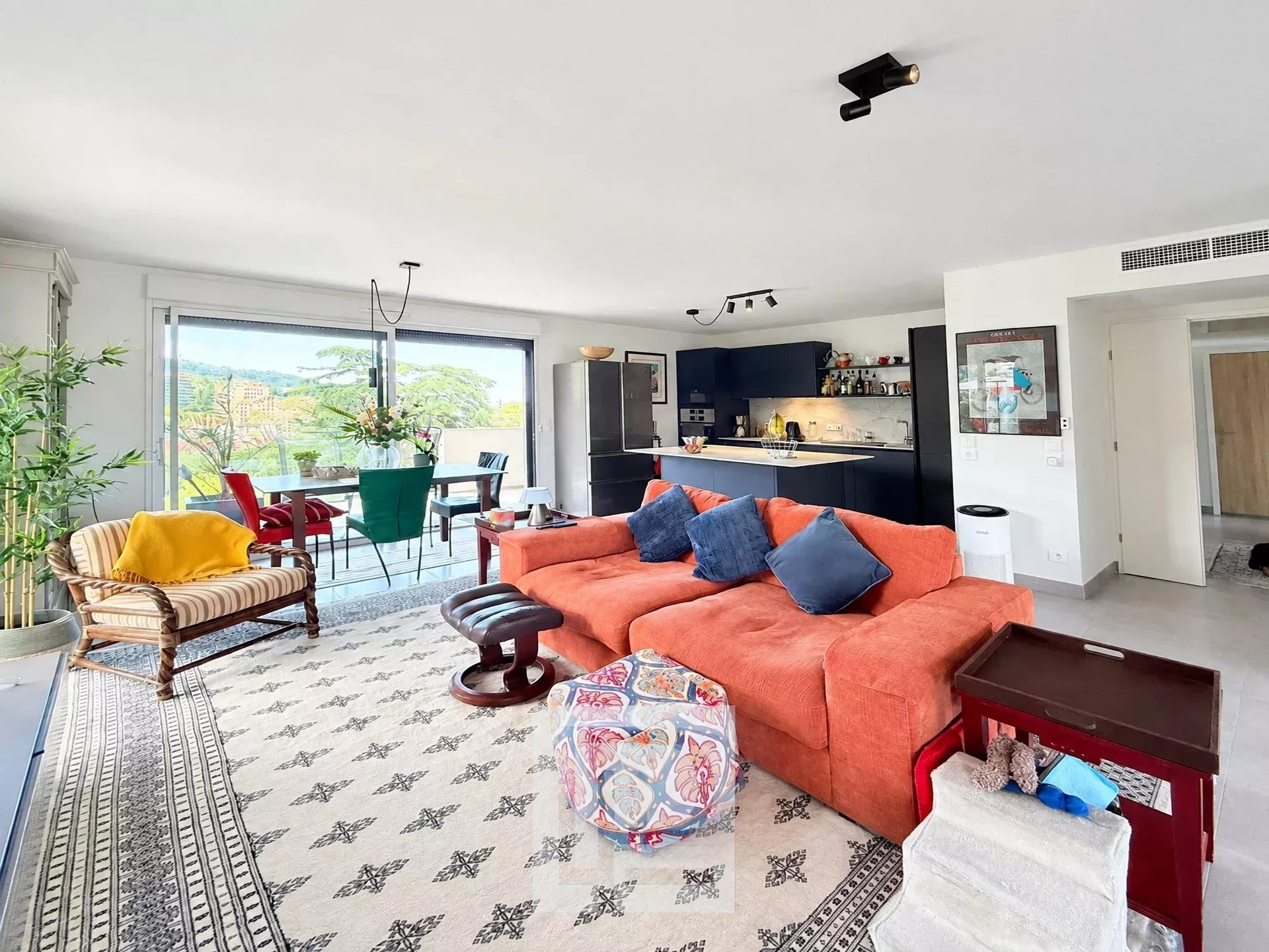 Appartement moderne avec vue panoramique Salon lumineux d'un appartement moderne avec vue sur la mer, mobilier contemporain et décoration soignée.