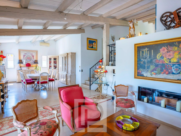 Intérieur d'une maison familiale à Cannes avec salon lumineux et décoration élégante.