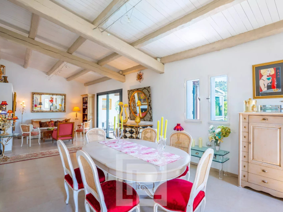 Intérieur d'une maison familiale à Cannes, avec salle à manger et décoration élégante.