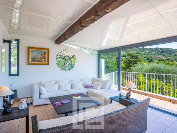 Salon lumineux d'une maison familiale avec vue sur la nature à Cannes.