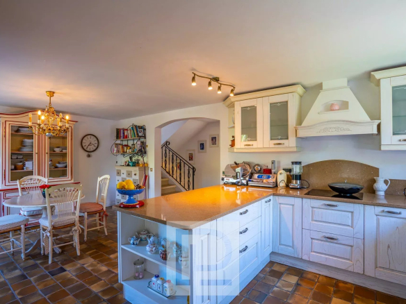 Cuisine spacieuse et lumineuse d'une maison familiale à Cannes, avec un coin repas.