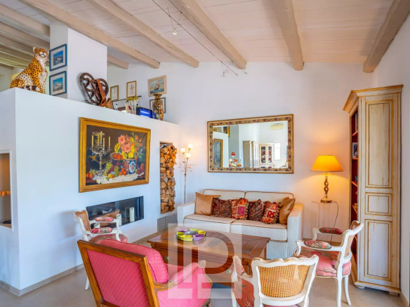 Intérieur d'une maison familiale à Cannes, salon lumineux avec mobilier élégant.
