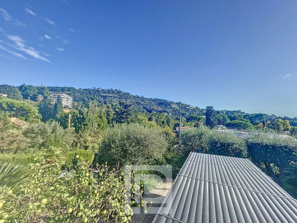 Vue dégagée sur la végétation et les collines depuis une maison à Cannes, Basse Californie.