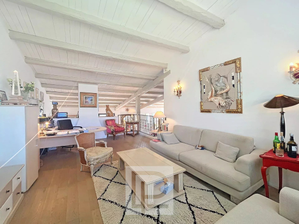Intérieur d'une maison familiale à Cannes avec salon lumineux et mobilier moderne.
