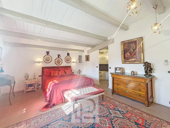 Chambre spacieuse avec lit double et décoration élégante dans une maison familiale à Cannes.