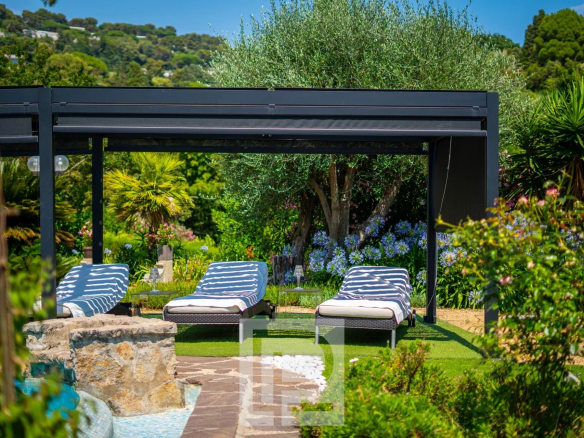 Espace extérieur d'une maison avec transats et jardin fleuri à Cannes, Basse Californie.