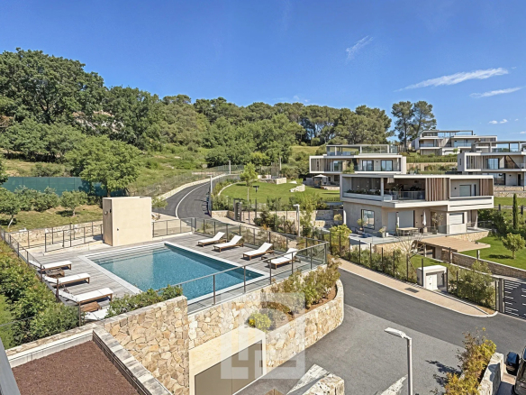 Vue d'ensemble d'un domaine résidentiel avec piscine et villas à Mougins.