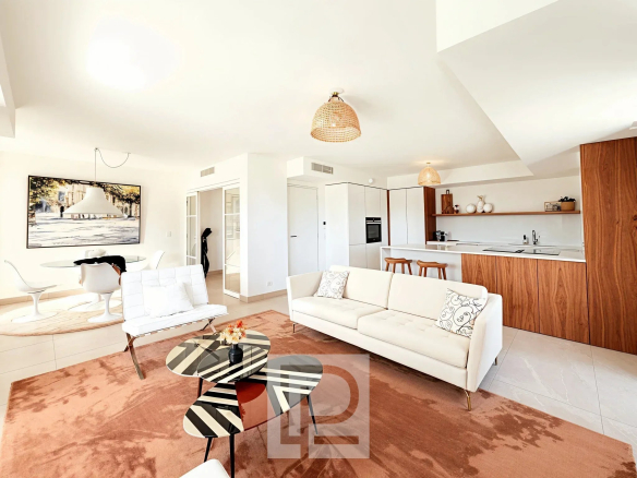 Intérieur d'un appartement moderne avec salon lumineux, cuisine ouverte et décoration contemporaine.