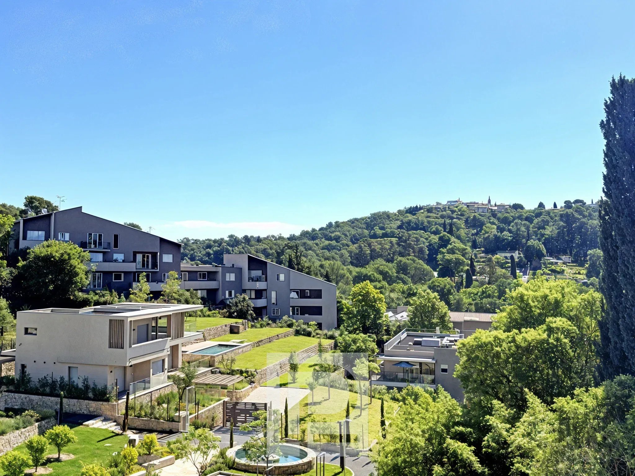 Domaine résidentiel à Mougins Vue d'un domaine résidentiel avec villas et appartements à Mougins, entouré de verdure.