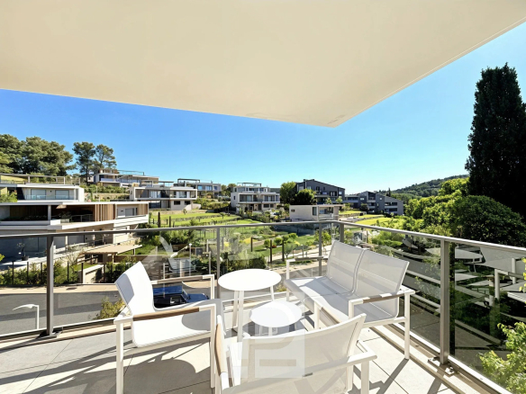 Balcon d'un appartement avec vue sur des villas et des espaces verts à Mougins.